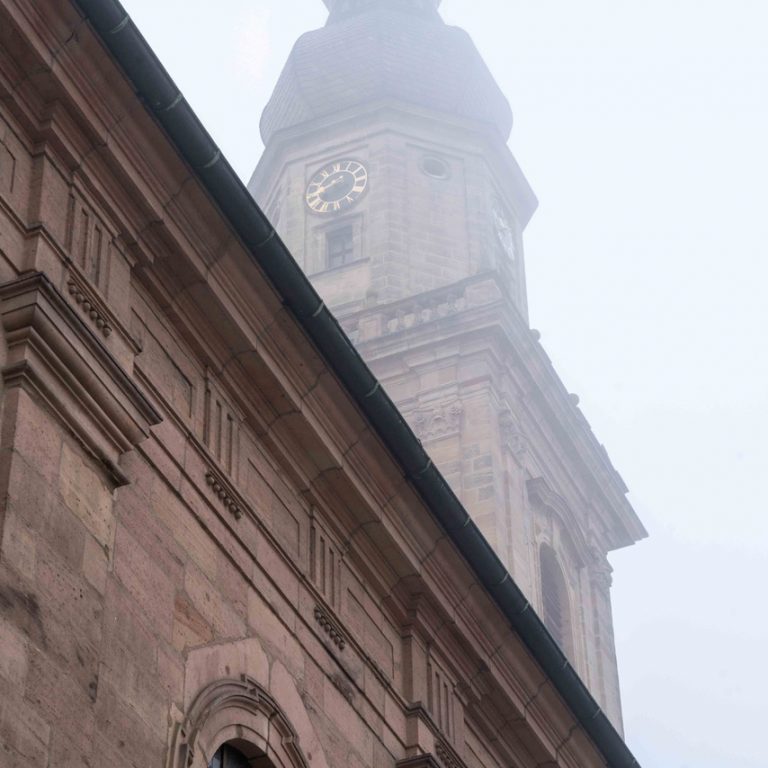 "Die Erlanger Altstadt rings um die Dreifaltigkeitskirche und der Schiffstraße zählen für mich zu den schönsten Flecken der Stadt. Ein Platz mit Geschichte und schönen Gebäuden, dabei noch grün - wenn nicht sogar farbenfroh, wenn man einen Abstecher in den botanischen Garten macht. Gewählt habe ich dieses Foto, wegen der neblig mystischen Stimmung und der dominierenden Diagonale."